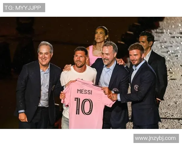 梅西衬衫热潮来袭足球明星的时尚之选引领潮流风向标